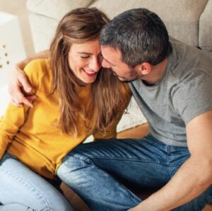 uomo e donna che ridono