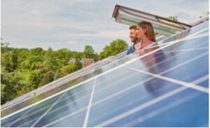 due giovani e pannelli fotovoltaici
