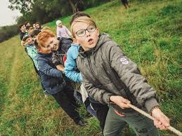 bambini che giocano al tiro alla fune