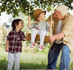 nonno con altalena