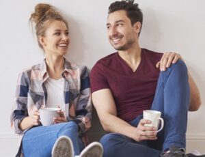 uomo e donna che fanno pausa da lavoro domestico