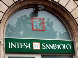 foto di un ingresso di banca Intesa sanpaolo